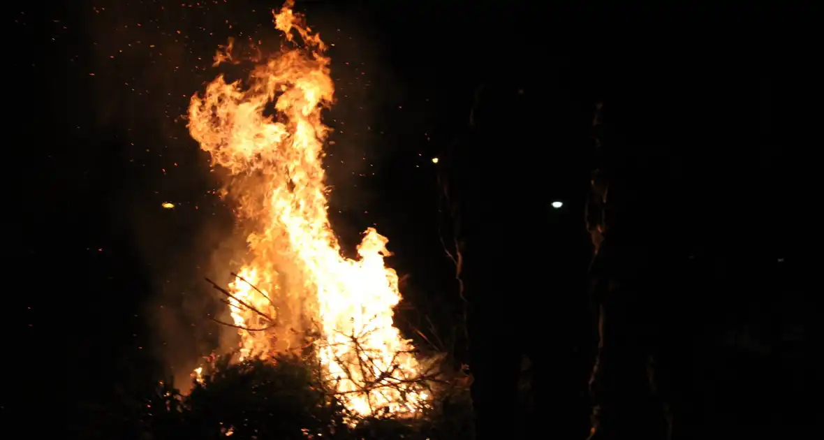 Brandweer laat kerstbomenbrand gecontroleerd uitbranden - Foto 2