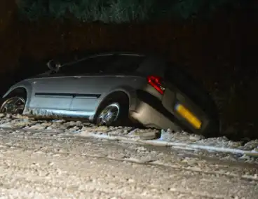 Auto belandt in sloot na winterse gladheid