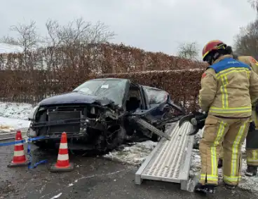 Brandweer bevrijdt persoon uit auto, omstander schiet te hulp