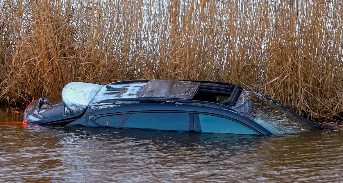 Inzittenden verlaten te water geraakt voertuig via schuifdak