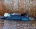 Inzittenden verlaten te water geraakt voertuig via schuifdak