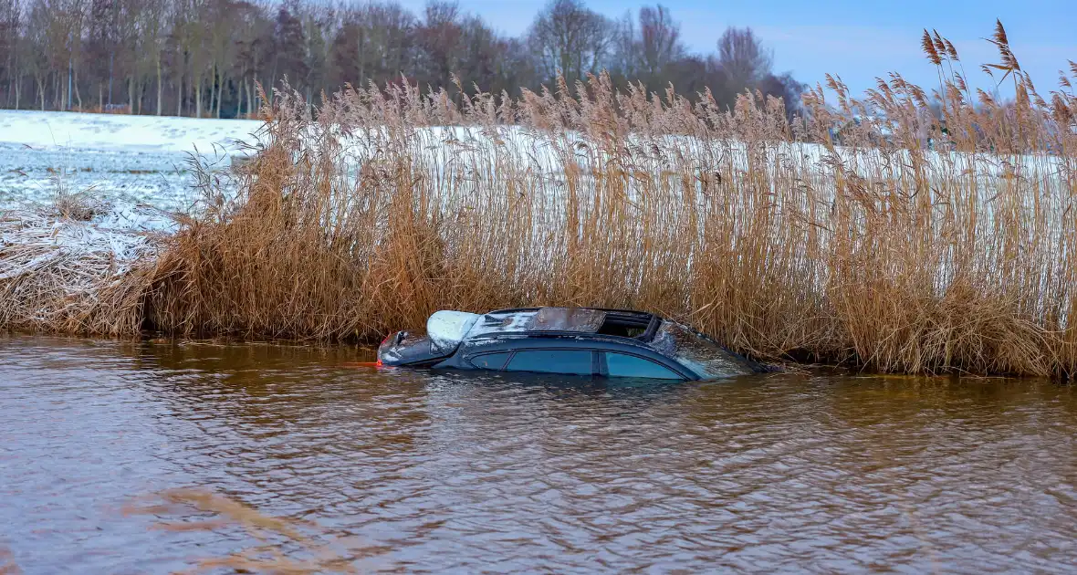 Inzittenden verlaten te water geraakt voertuig via schuifdak - Foto 1