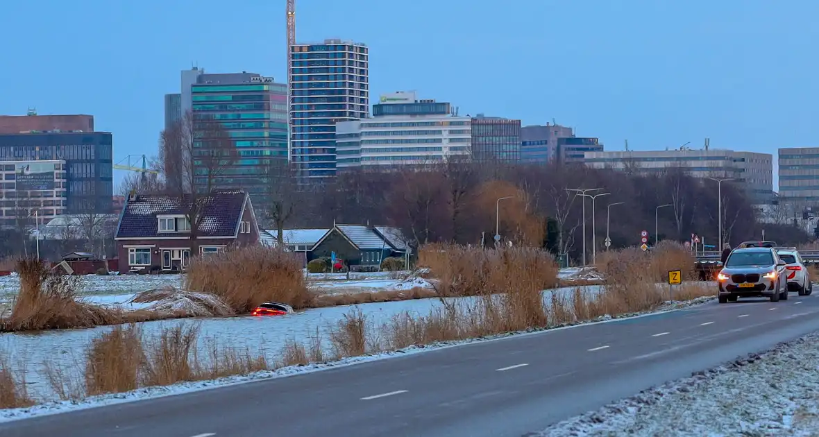 Inzittenden verlaten te water geraakt voertuig via schuifdak - Foto 2