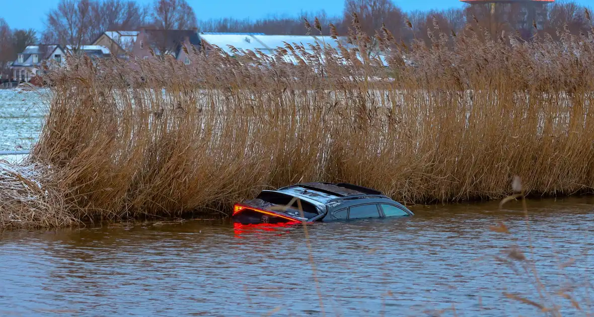 Inzittenden verlaten te water geraakt voertuig via schuifdak - Foto 3