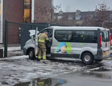 Bus in brand op parkeerterrein van school