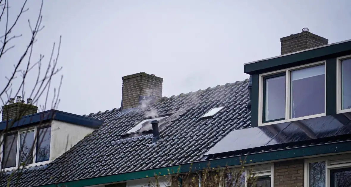 Bewoners niet thuis tijdens zolderbrand - Foto 3