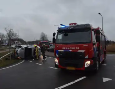 Persoon bekneld in auto na ongeval