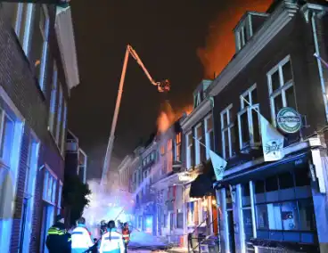 Grote brand in woning leidt tot massale brandweerinzet