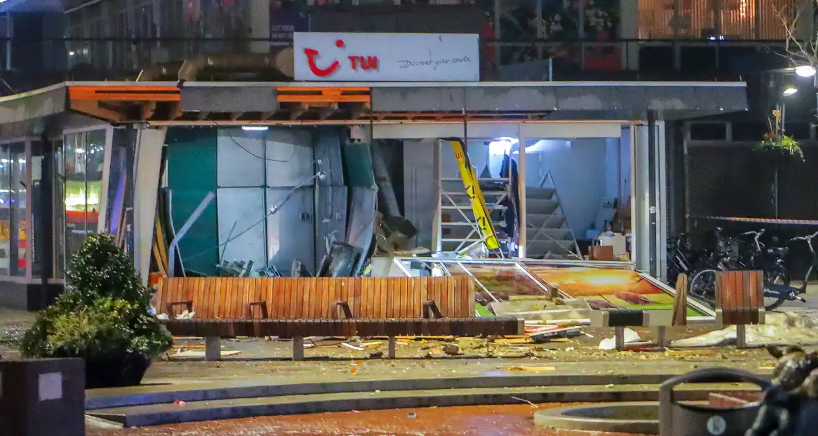 Explosie slaat gevel weg bij plofkraak op geldautomaat - Foto 1