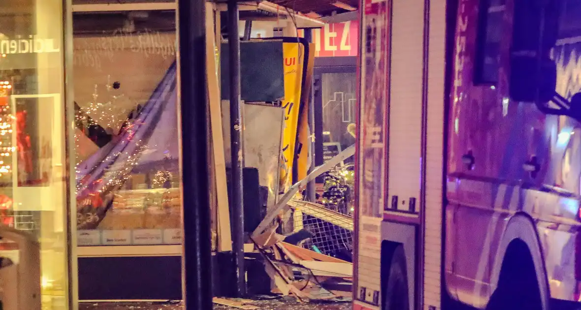 Explosie slaat gevel weg bij plofkraak op geldautomaat - Foto 11