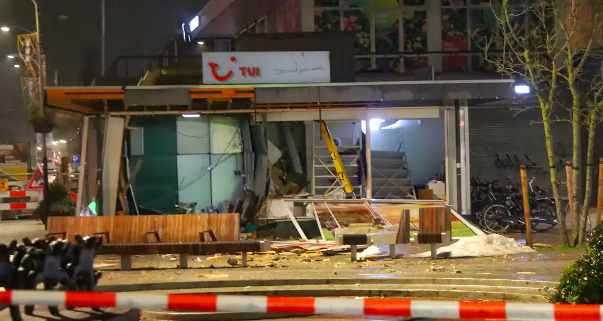 Explosie slaat gevel weg bij plofkraak op geldautomaat - Foto 3