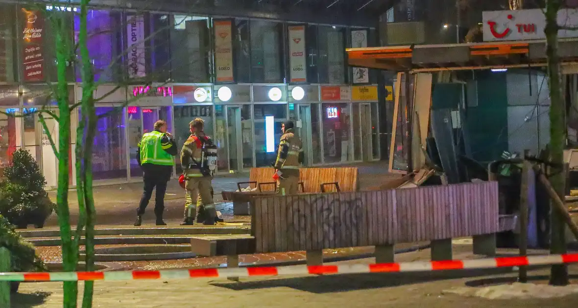 Explosie slaat gevel weg bij plofkraak op geldautomaat - Foto 5