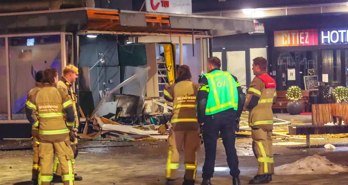 Explosie slaat gevel weg bij plofkraak op geldautomaat - Foto 9