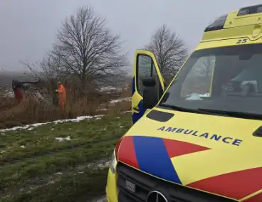 Automobilist raakt van de weg en komt op de kop tot stilstand