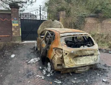 Uitgebrande auto staat al twee weken in woonwijk