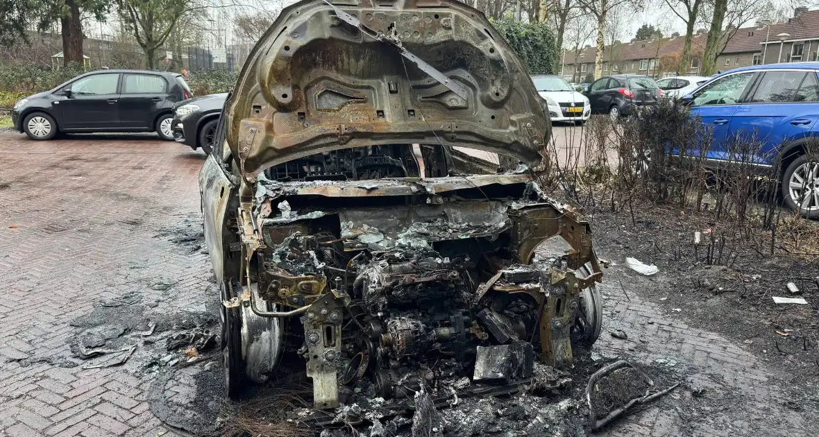 Uitgebrande auto staat al twee weken in woonwijk - Foto 1