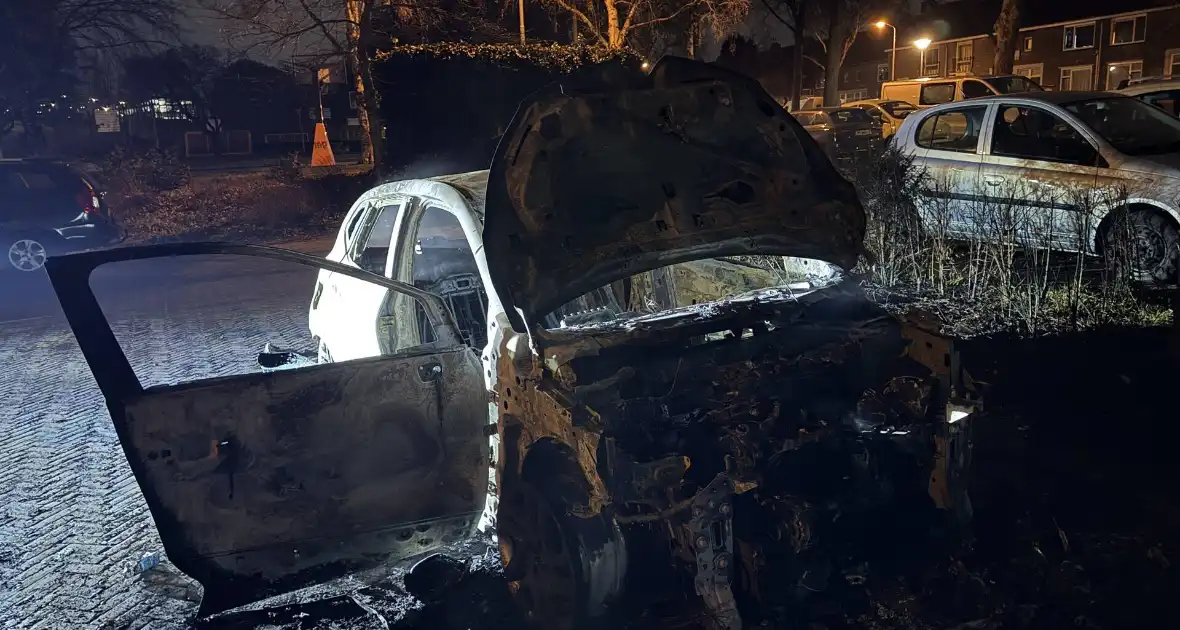 Uitgebrande auto staat al twee weken in woonwijk - Foto 10