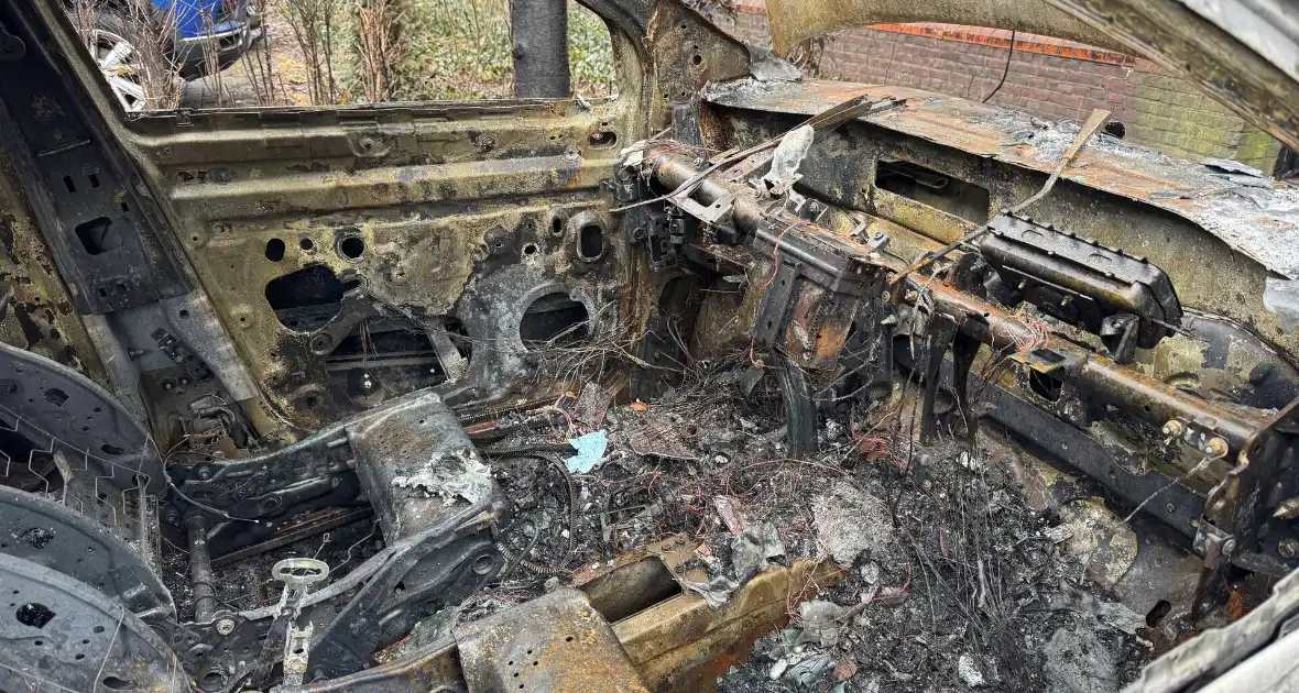 Uitgebrande auto staat al twee weken in woonwijk - Foto 2