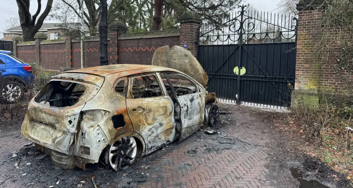 Uitgebrande auto staat al twee weken in woonwijk - Foto 3