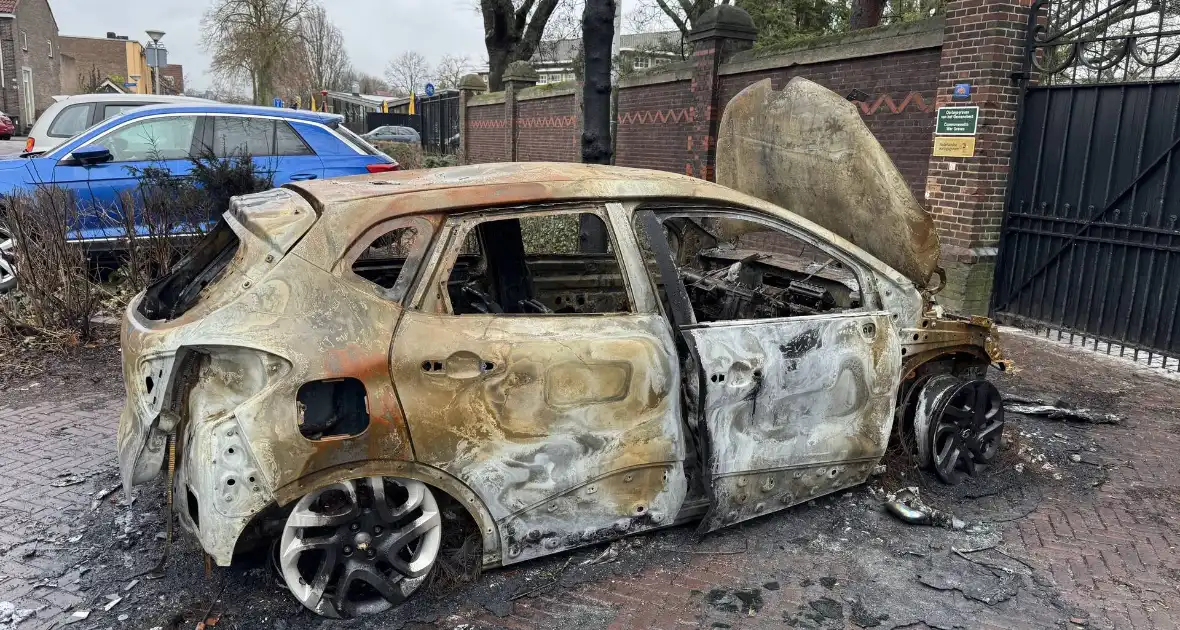 Uitgebrande auto staat al twee weken in woonwijk - Foto 4