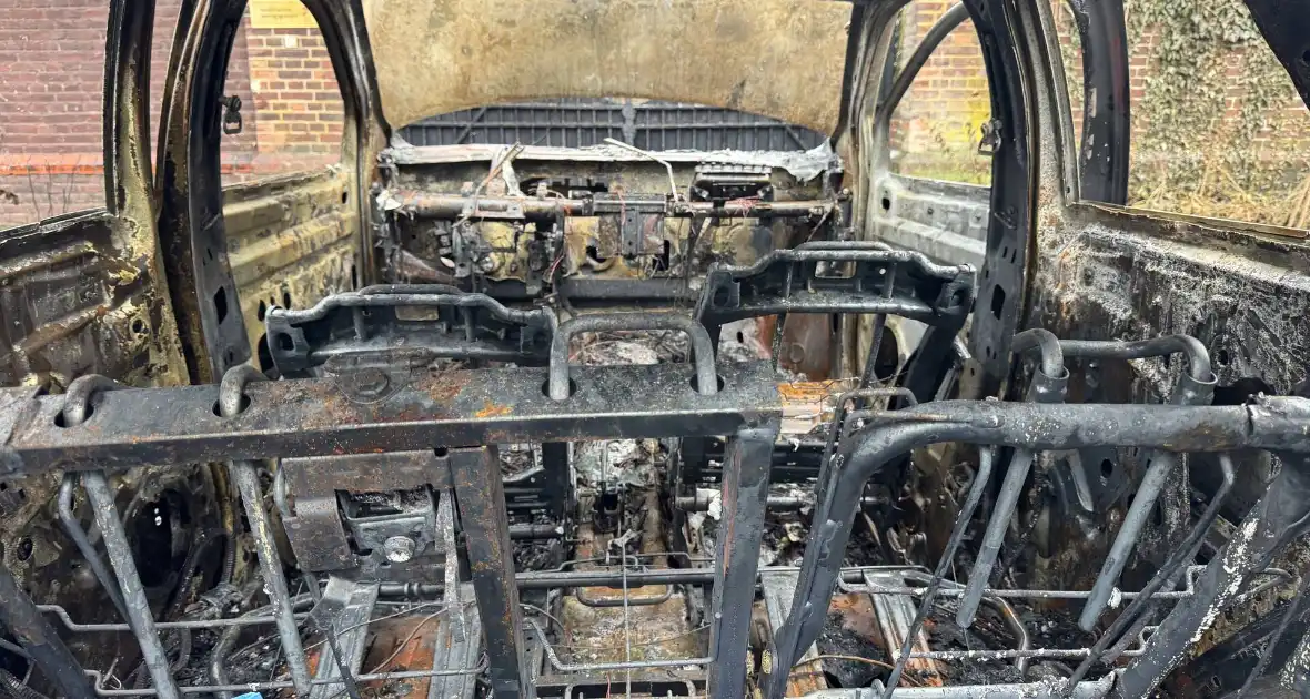 Uitgebrande auto staat al twee weken in woonwijk - Foto 5