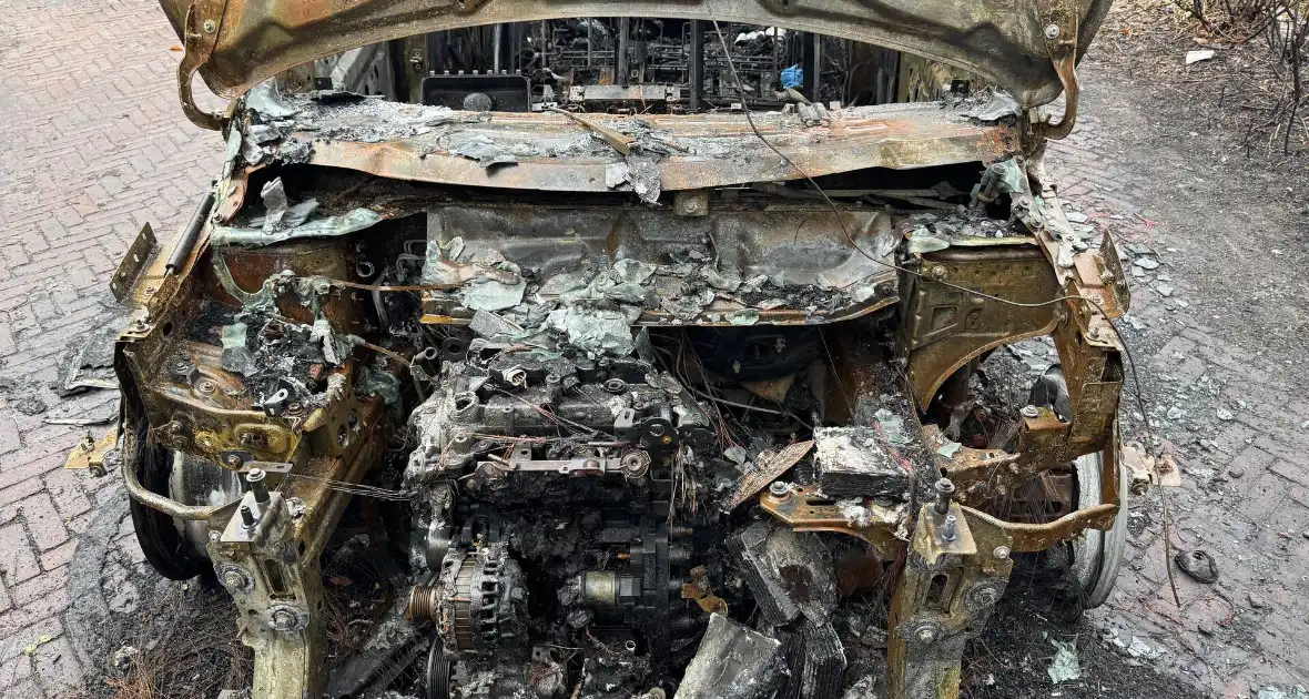 Uitgebrande auto staat al twee weken in woonwijk - Foto 6