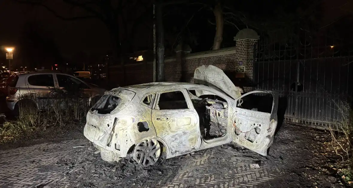 Uitgebrande auto staat al twee weken in woonwijk - Foto 8