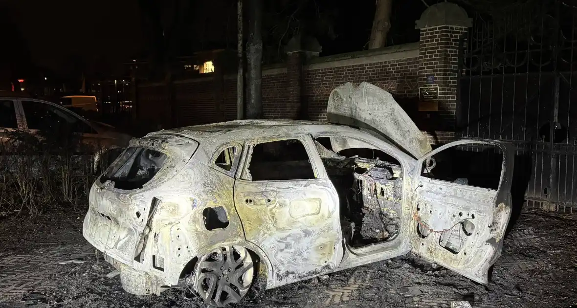 Uitgebrande auto staat al twee weken in woonwijk - Foto 9