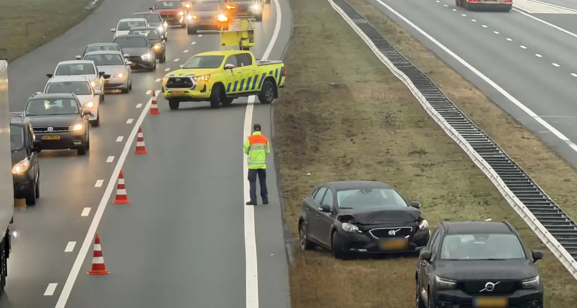 Ongeval tussen twee auto's veroorzaakt lange file