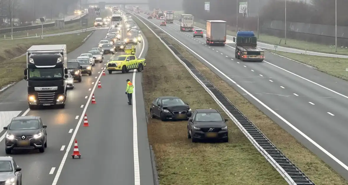 Ongeval tussen twee auto's veroorzaakt lange file - Foto 1