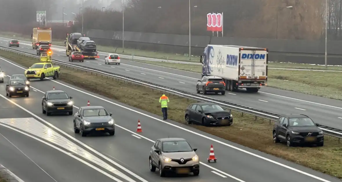 Ongeval tussen twee auto's veroorzaakt lange file - Foto 2