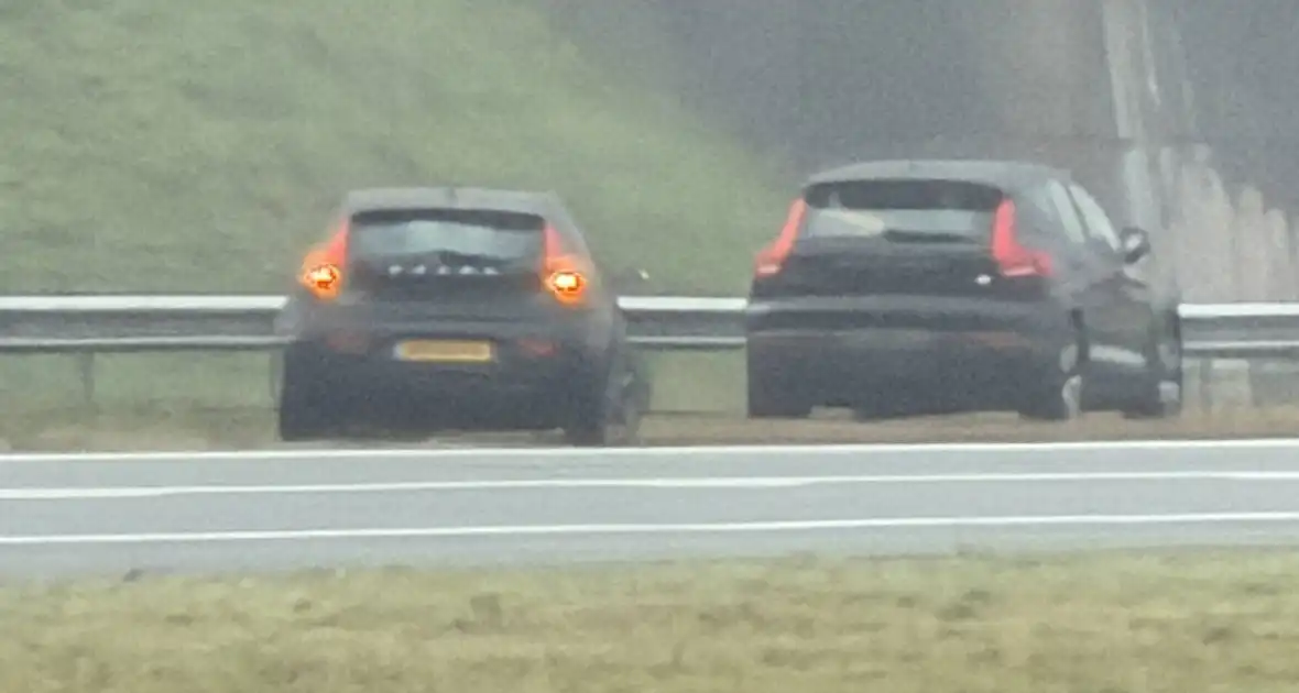 Ongeval tussen twee auto's veroorzaakt lange file - Foto 3