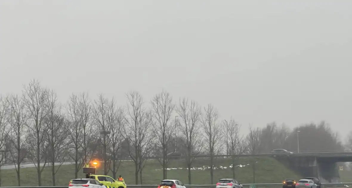 Ongeval tussen twee auto's veroorzaakt lange file - Foto 4
