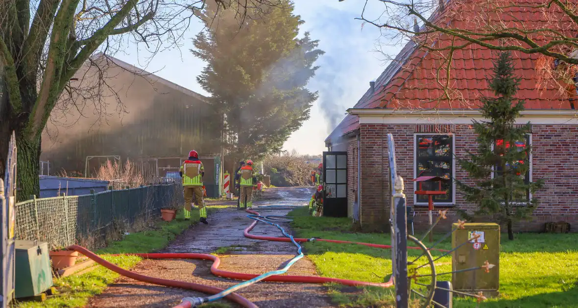 Brand in boerderij leidt tot rookinhalatie - Foto 2