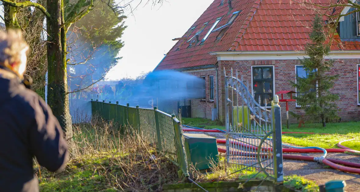 Brand in boerderij leidt tot rookinhalatie - Foto 3