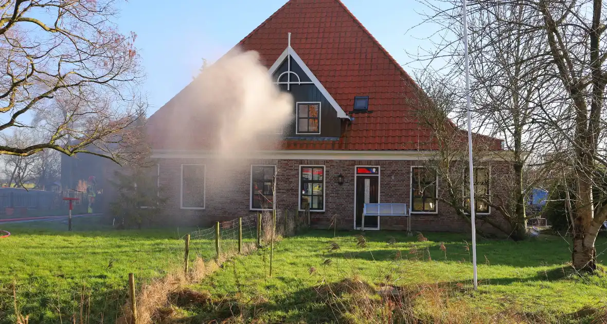 Brand in boerderij leidt tot rookinhalatie - Foto 5