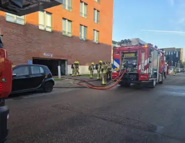 Autobrand in parkeergarage vraagt om snelle hulp