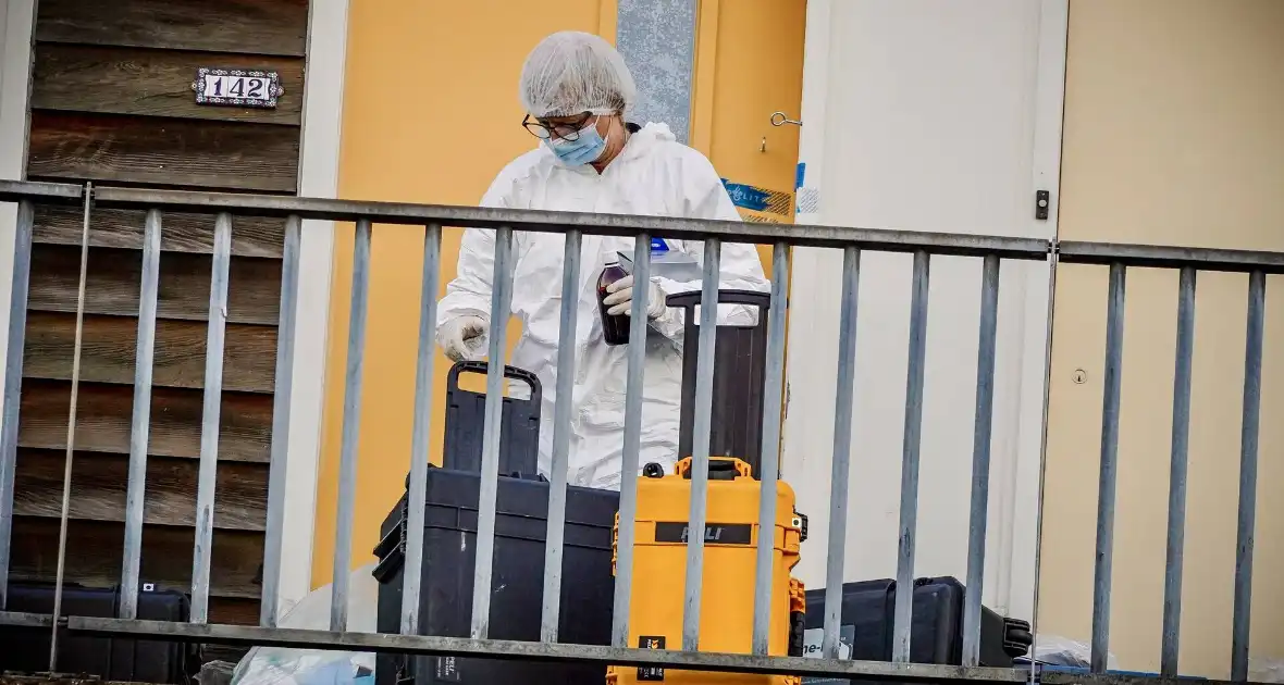 Onderzoek naar dood vrouw in woning - Foto 3