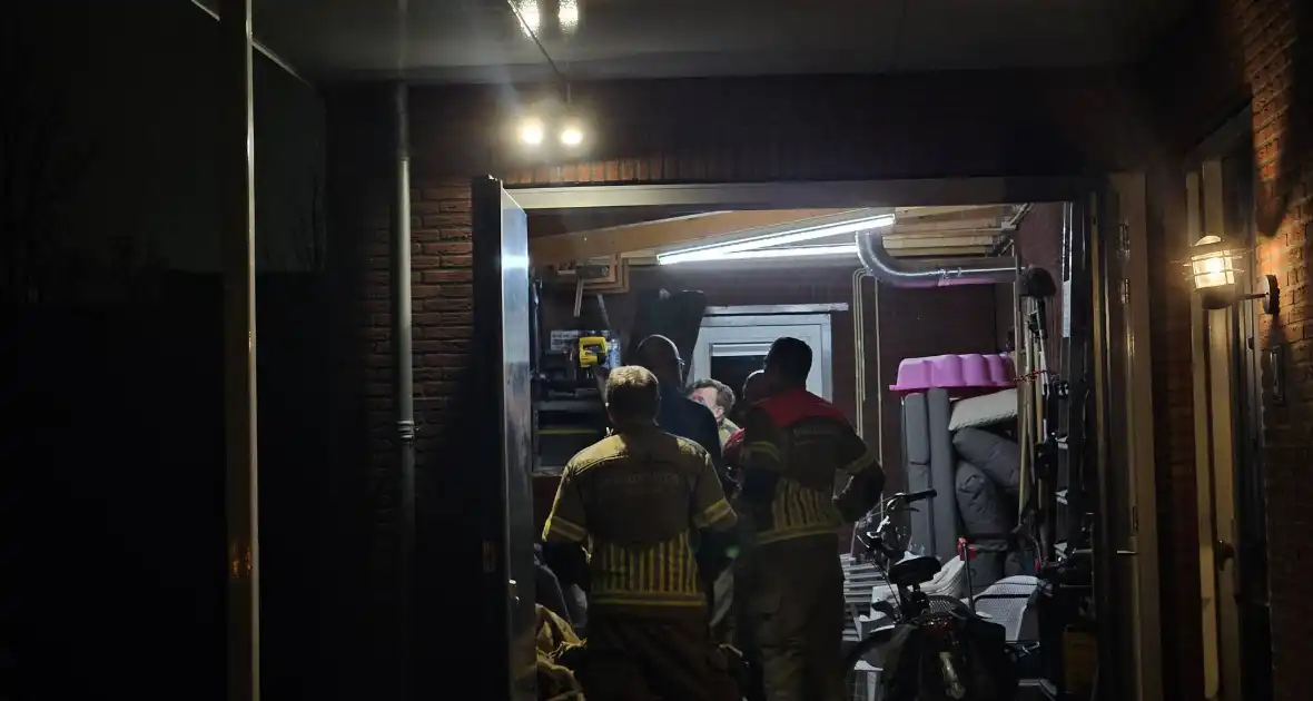 Brandweer stabiliseert instortend dak - Foto 1