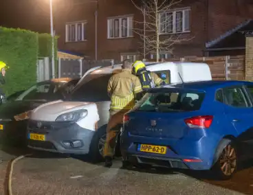 Brand in auto vergt inzet van hulpdiensten