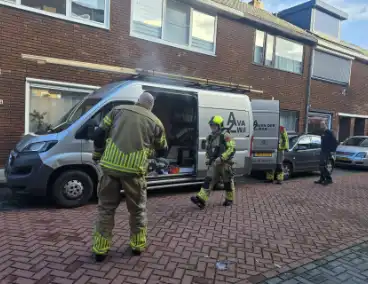 Elektrisch gereedschap in brand in bedrijfsbus