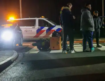Taxi botst met thuisbezorger op fietspad