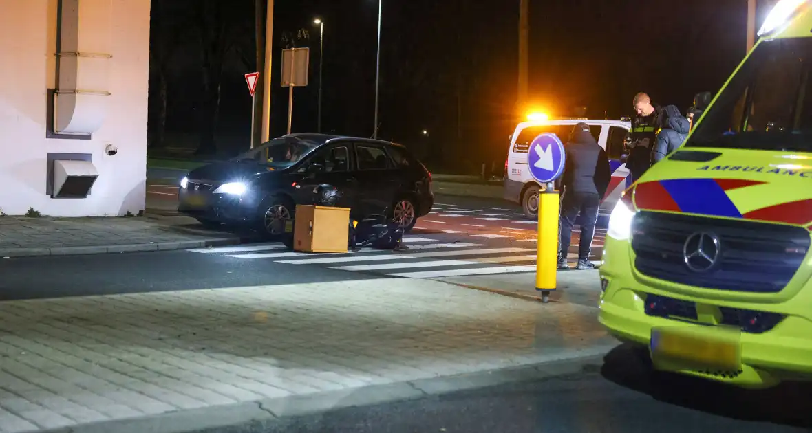 Taxi botst met thuisbezorger op fietspad - Foto 1