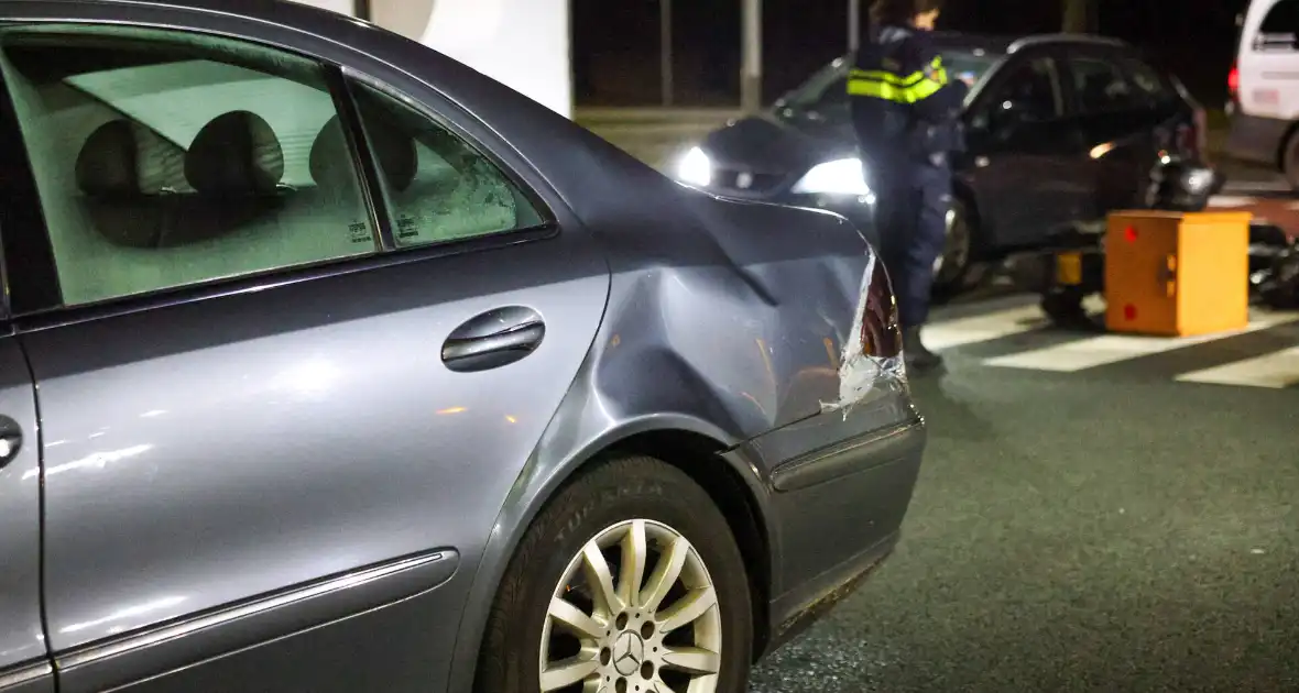 Taxi botst met thuisbezorger op fietspad - Foto 2