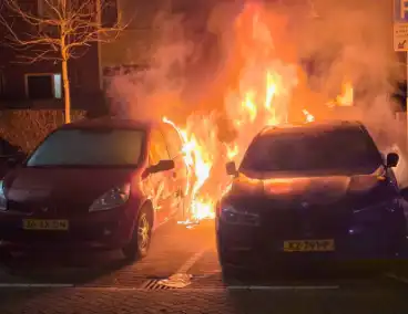 Brandstichting leidt tot felle autobrand