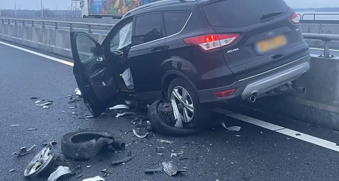 Frontale botsing op parallelbaan zorgt voor ravage