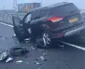 Frontale botsing op parallelbaan zorgt voor ravage