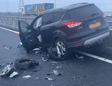 Frontale botsing op parallelbaan zorgt voor ravage