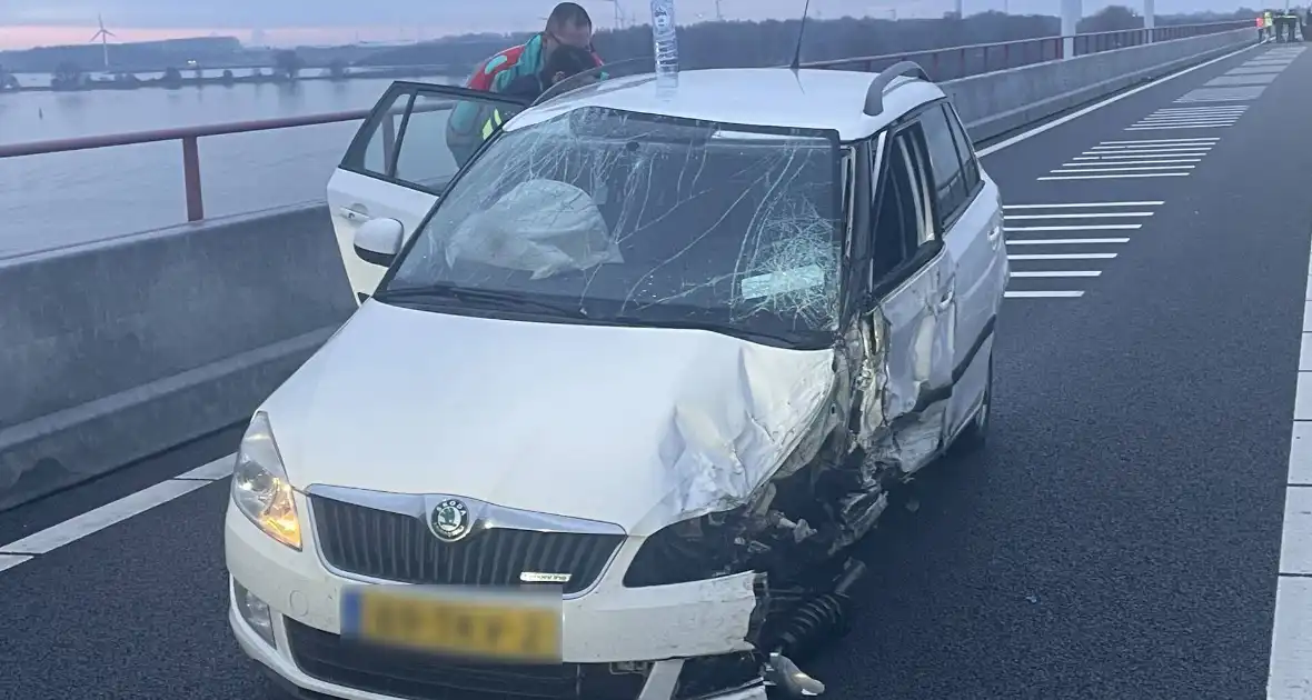 Frontale botsing op parallelbaan zorgt voor ravage - Foto 1