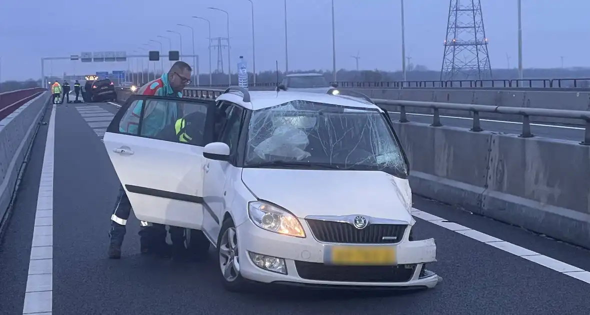 Frontale botsing op parallelbaan zorgt voor ravage - Foto 2